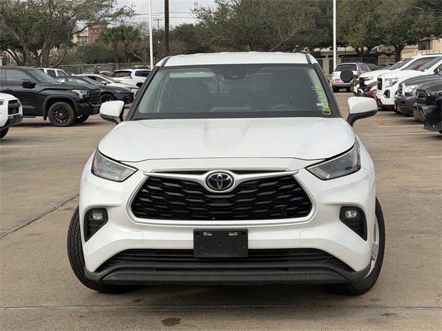 Used 2023 Toyota Highlander LE image 2