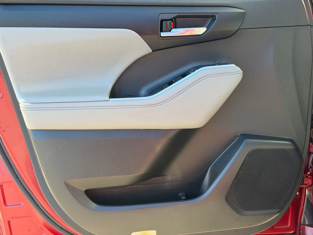 Used 2022 Toyota Highlander XLE image 25