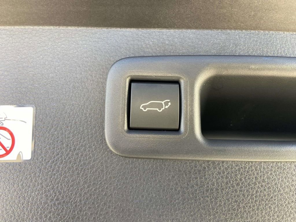 Used 2025 Toyota Highlander LE image 11