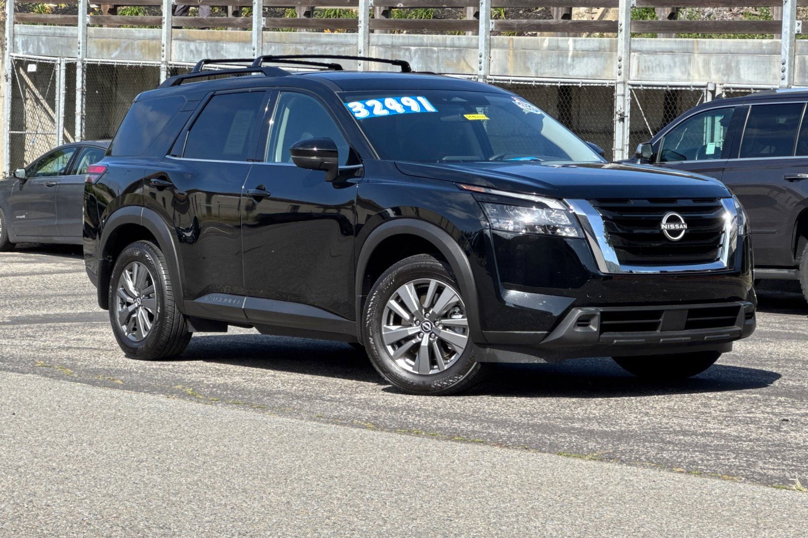 Used 2025 Nissan Pathfinder SV FWD image 2