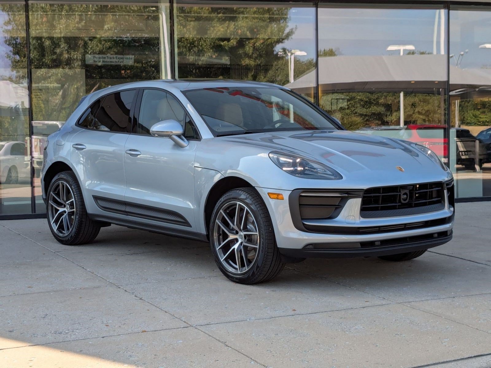 Certified 2026 Porsche Macan AWD/4WD image 7