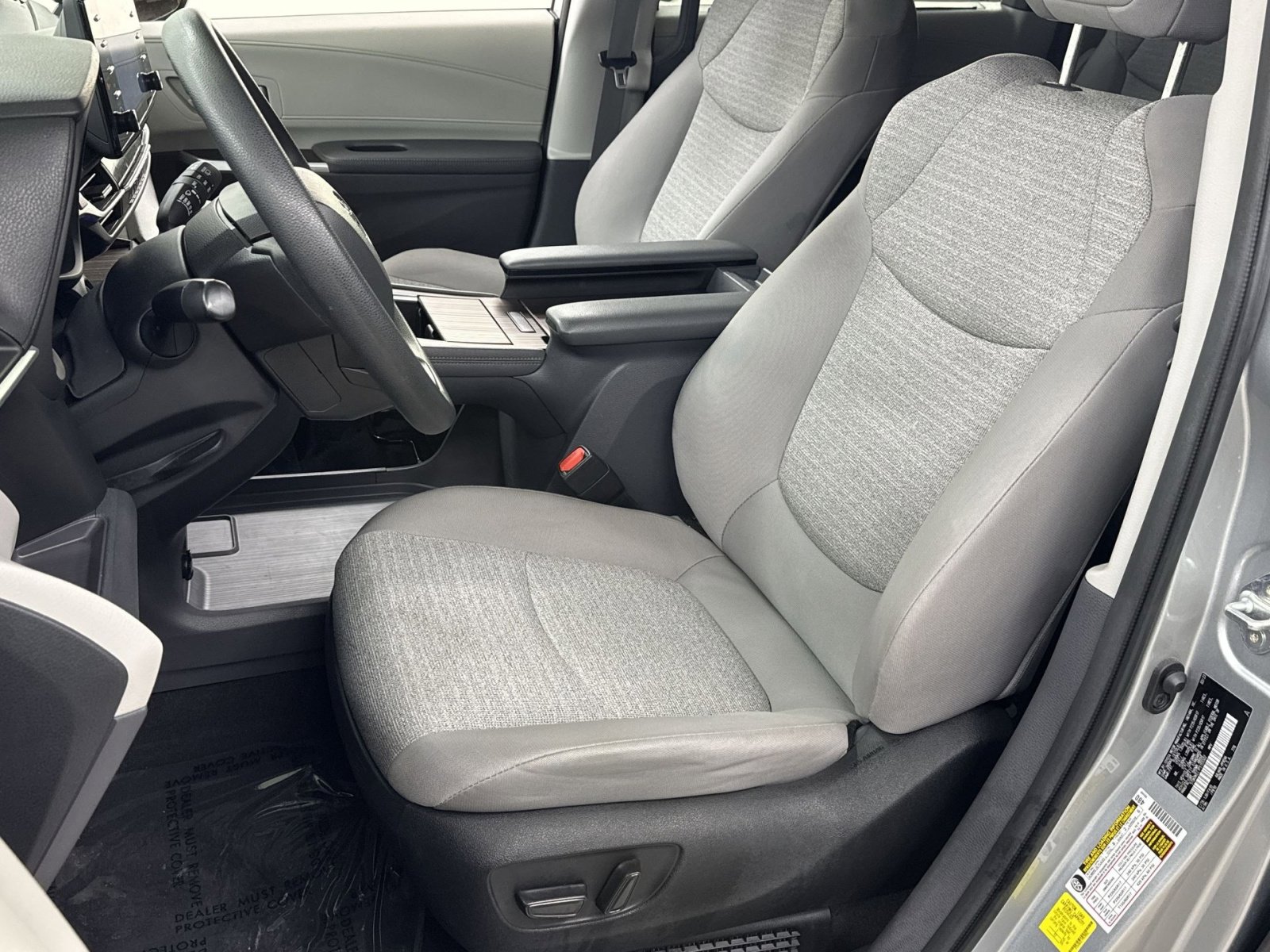 Used 2023 Toyota Sienna LE image 4