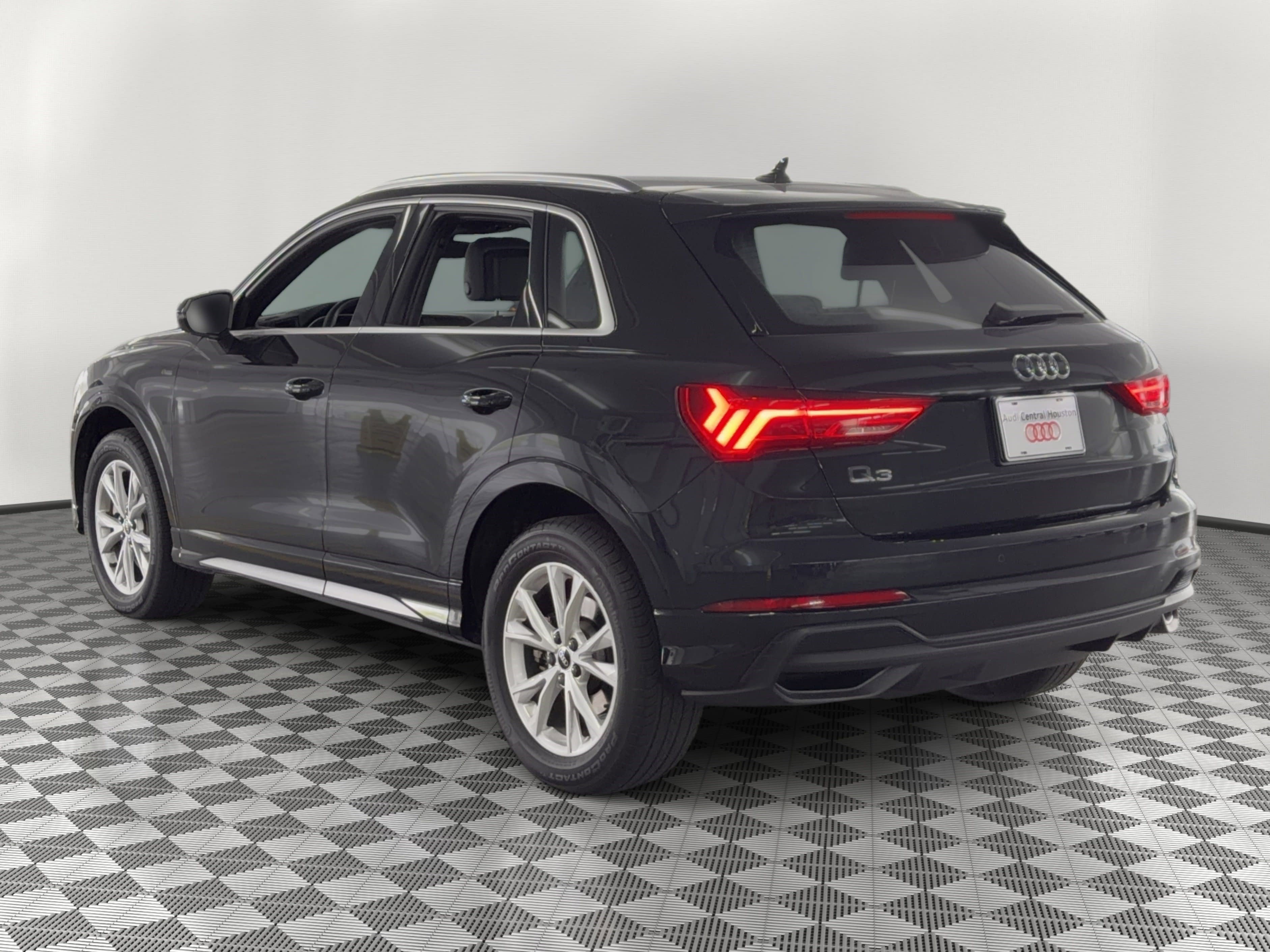 Certified 2025 Audi Q3 2.0T Premium w/ Convenience Package image 3