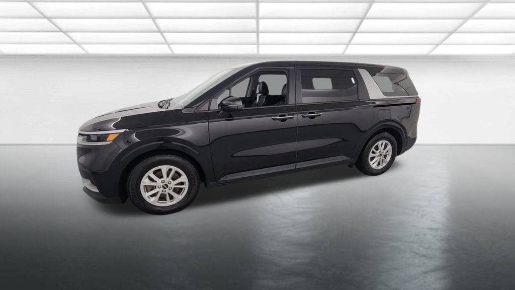 Used 2024 Kia Carnival LX FWD image 3