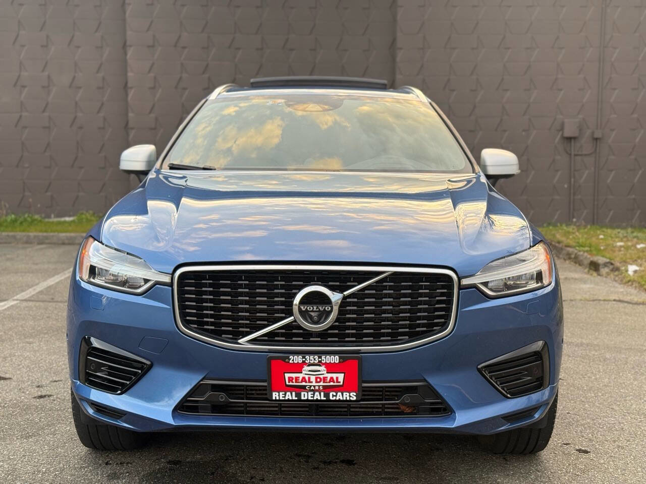 Used 2018 Volvo XC60 T8 R-Design w/ Convenience Package AWD/4WD image 2