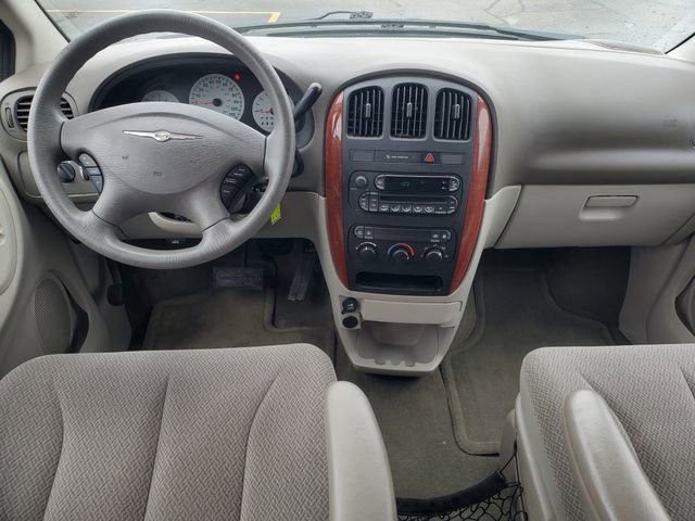 Used 2006 Chrysler Town & Country image 23