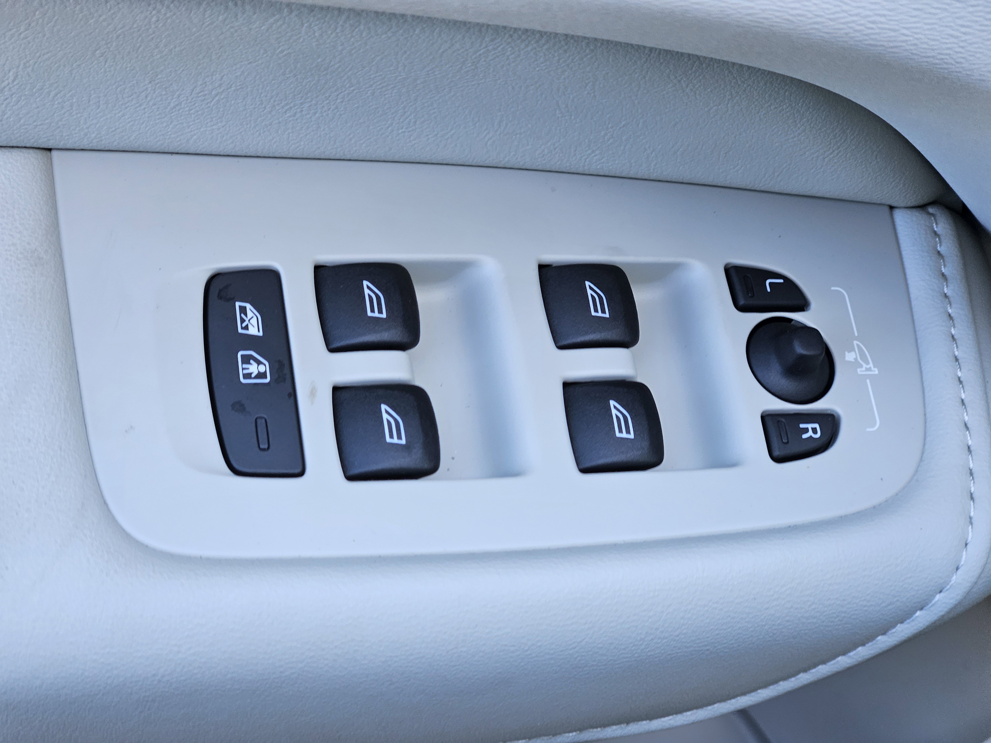 New 2025 Volvo XC60 B5 Plus w/ Protection Package Premier image 19