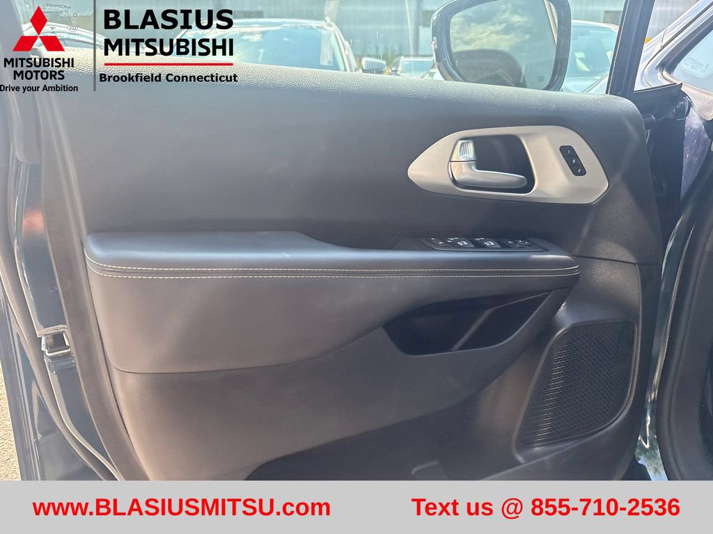 Used 2023 Chrysler Pacifica Limited w/ S Appearance Package FWD image 16