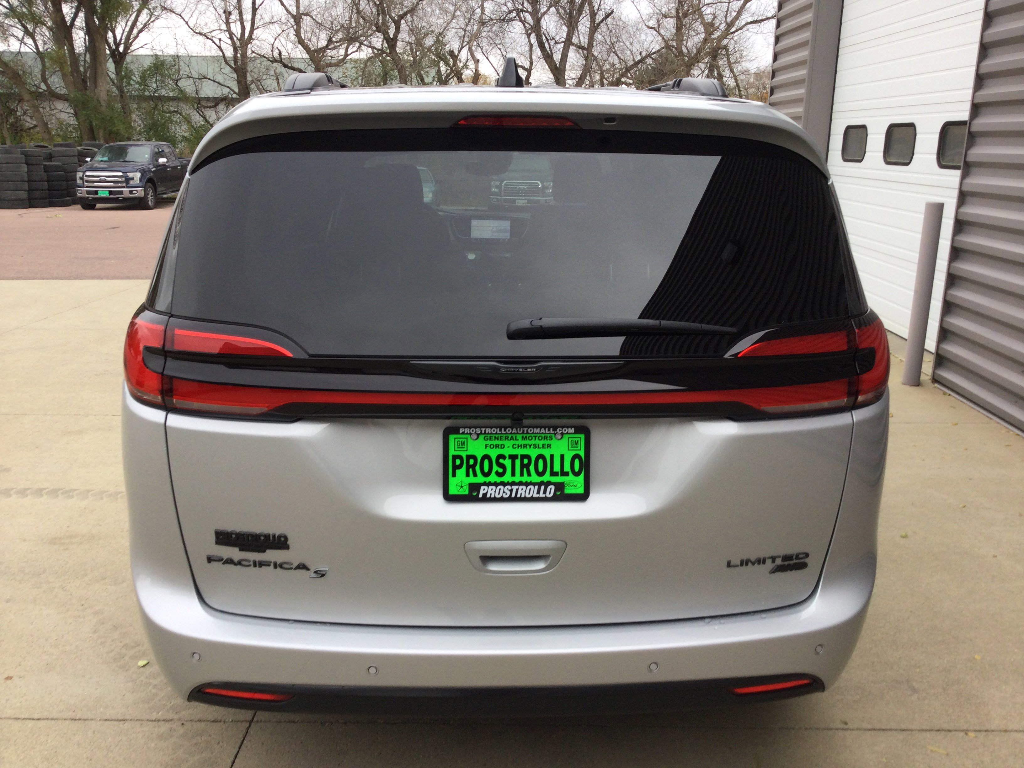 New 2026 Chrysler Pacifica Limited image 4