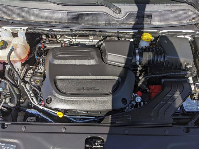 Used 2025 Chrysler Pacifica Select image 21