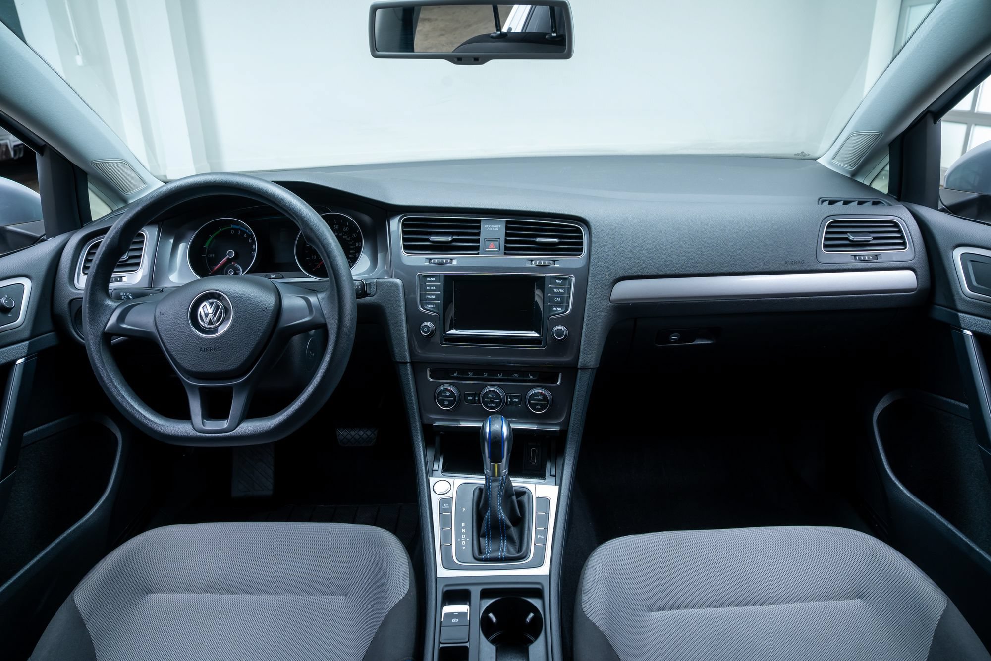 Used 2015 Volkswagen e-Golf Limited Edition FWD image 7