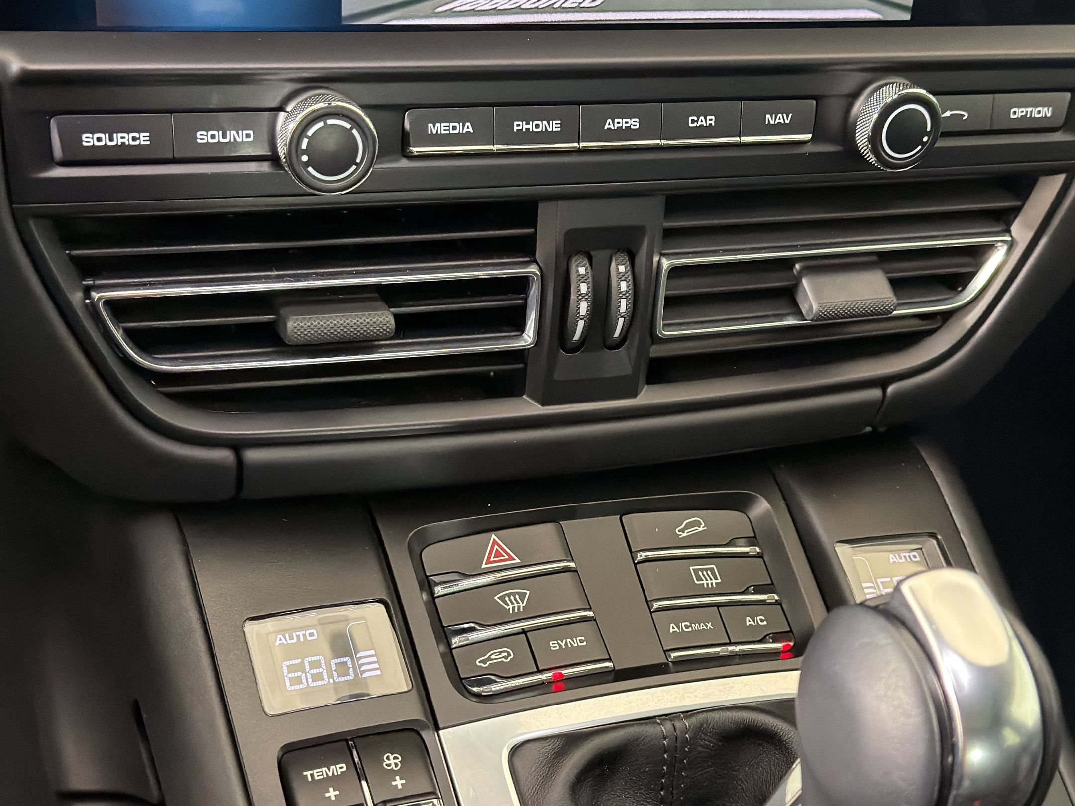 Certified 2020 Porsche Macan Turbo AWD/4WD image 29