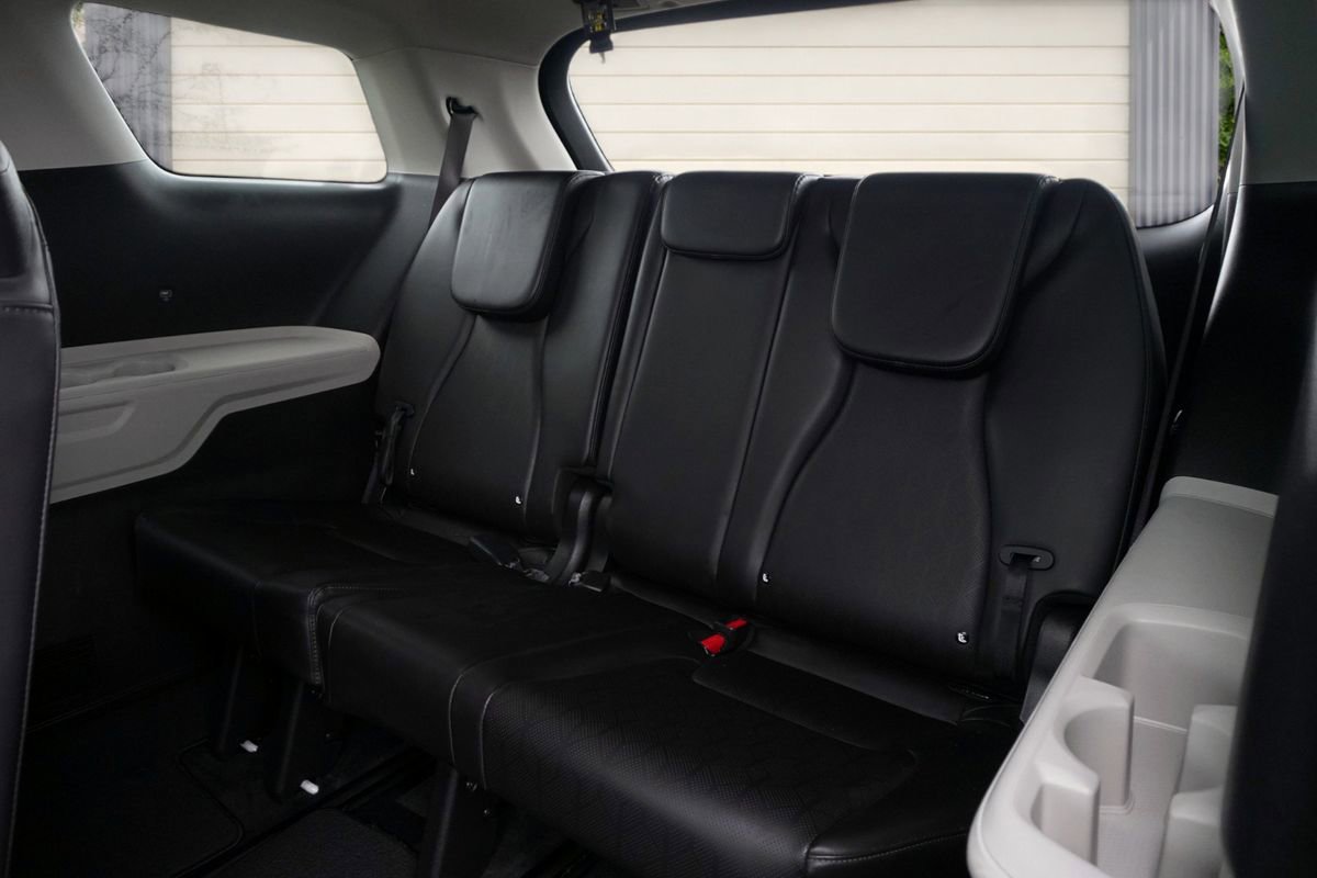 Used 2024 Kia Carnival LX FWD image 19