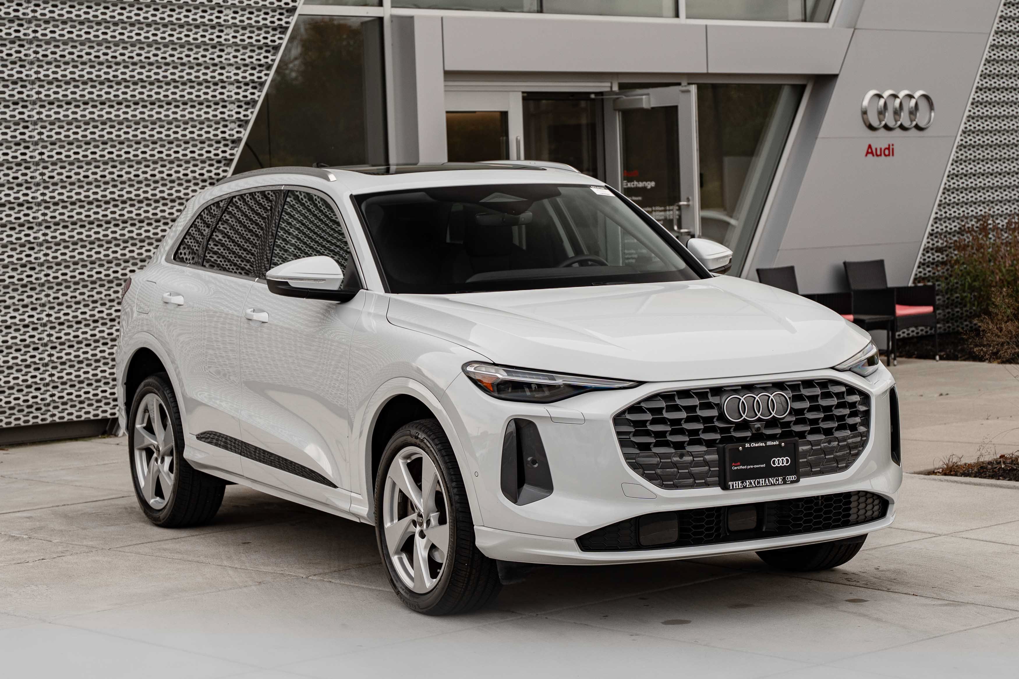Certified 2025 Audi Q5 Premium AWD/4WD image 2