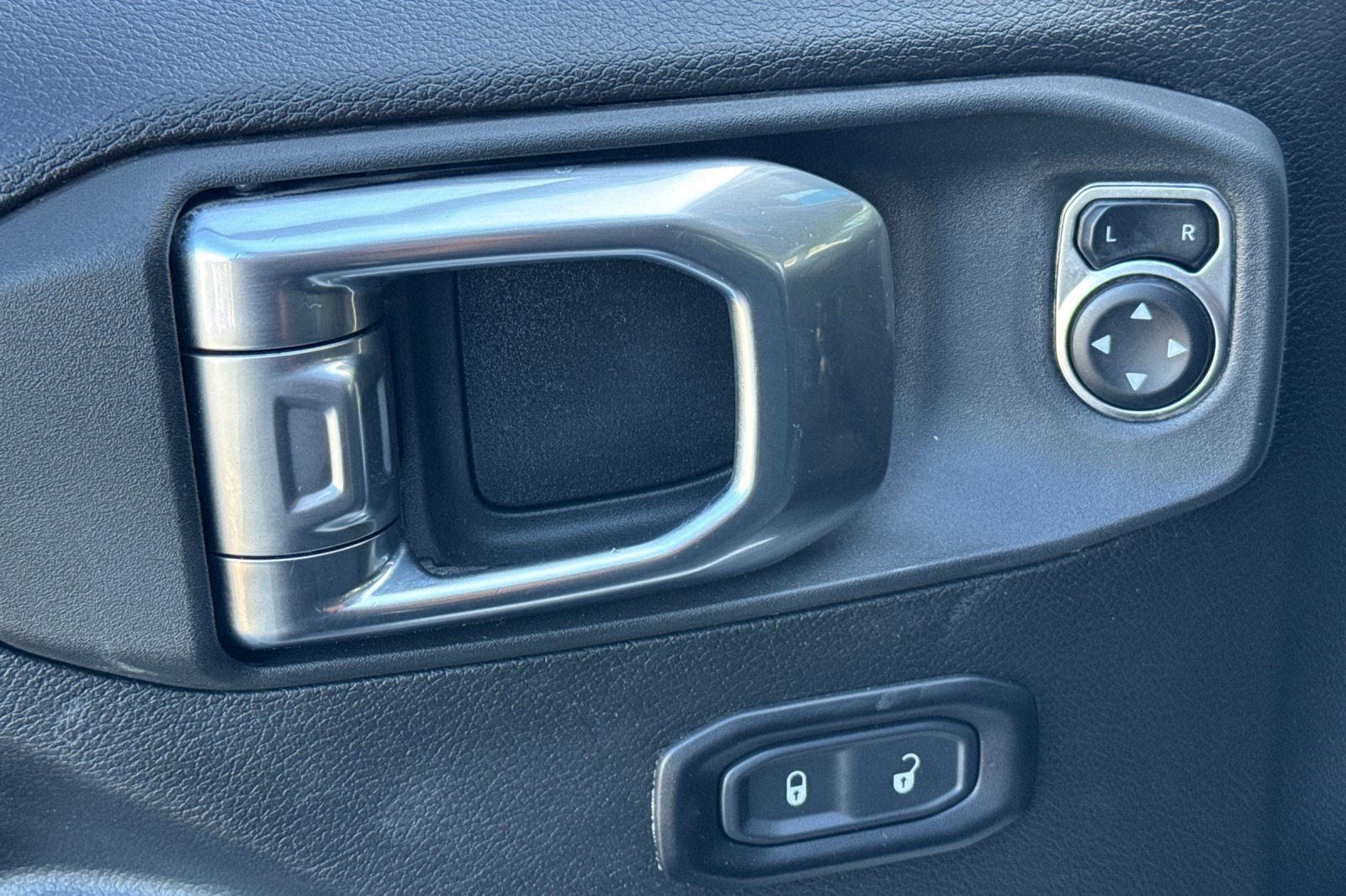 Used 2025 Jeep Gladiator Sport image 13