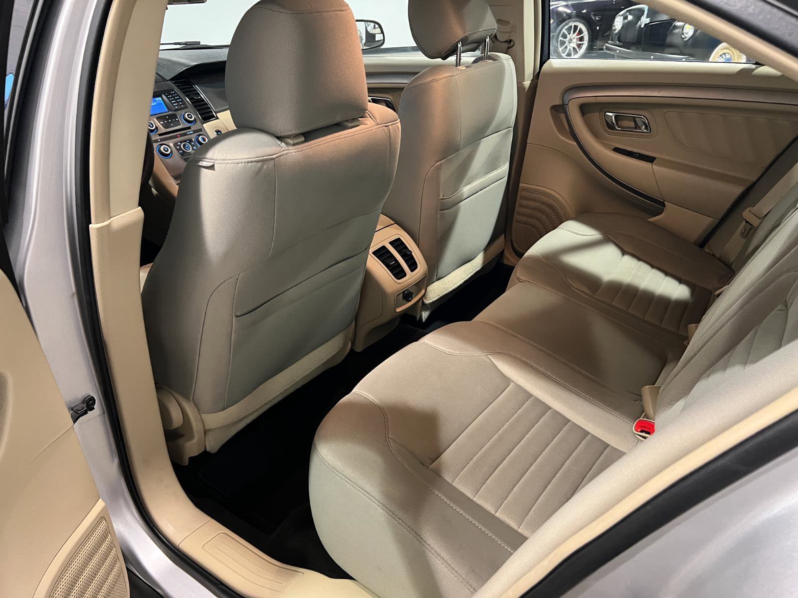 Used 2015 Ford Taurus SE image 28