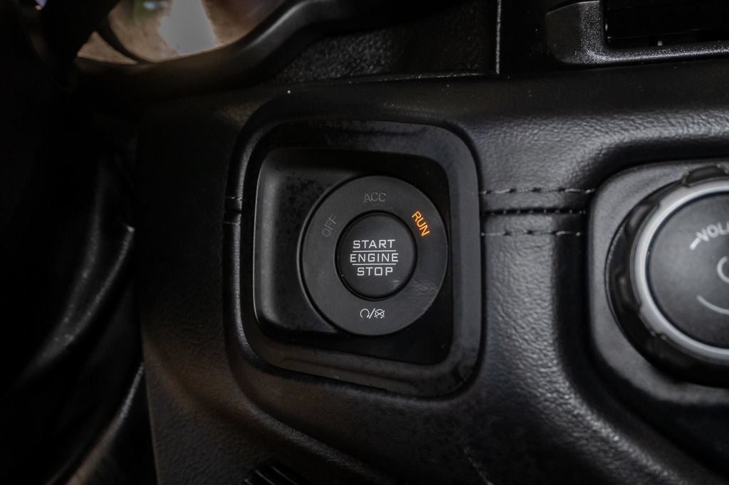 Used 2025 Jeep Wrangler Unlimited Sahara w/ Safety Group AWD/4WD image 17