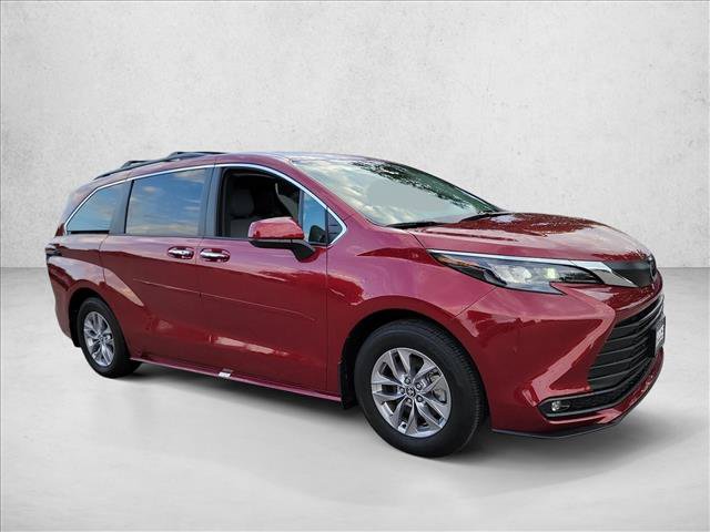 Used 2026 Toyota Sienna XLE AWD/4WD image 3