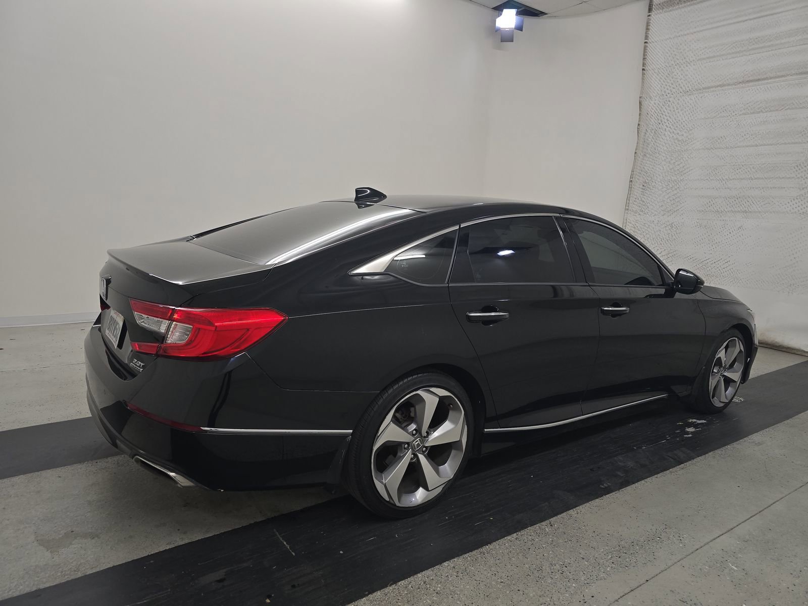 Used 2018 Honda Accord Touring image 4
