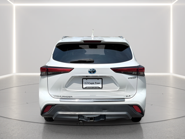 Used 2022 Toyota Highlander XLE AWD/4WD image 4