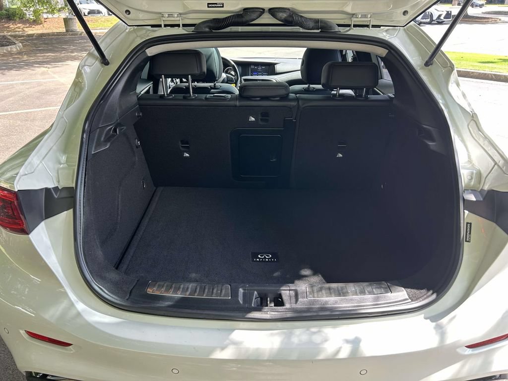 Used 2018 INFINITI QX30 Premium w/ Navigation Package FWD image 8