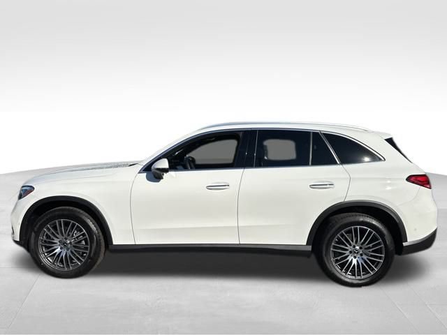 Used 2025 Mercedes-Benz GLC 300 4MATIC image 3