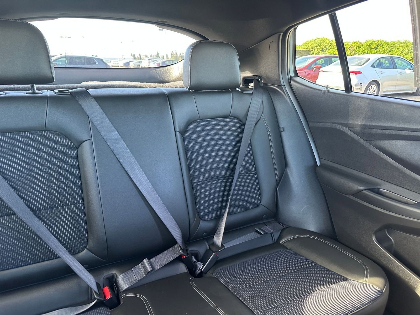 Used 2025 Buick Envista Preferred image 38