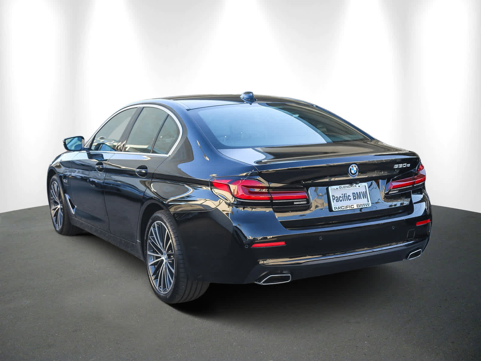 Certified 2023 BMW 530e w/ Convenience Package image 4