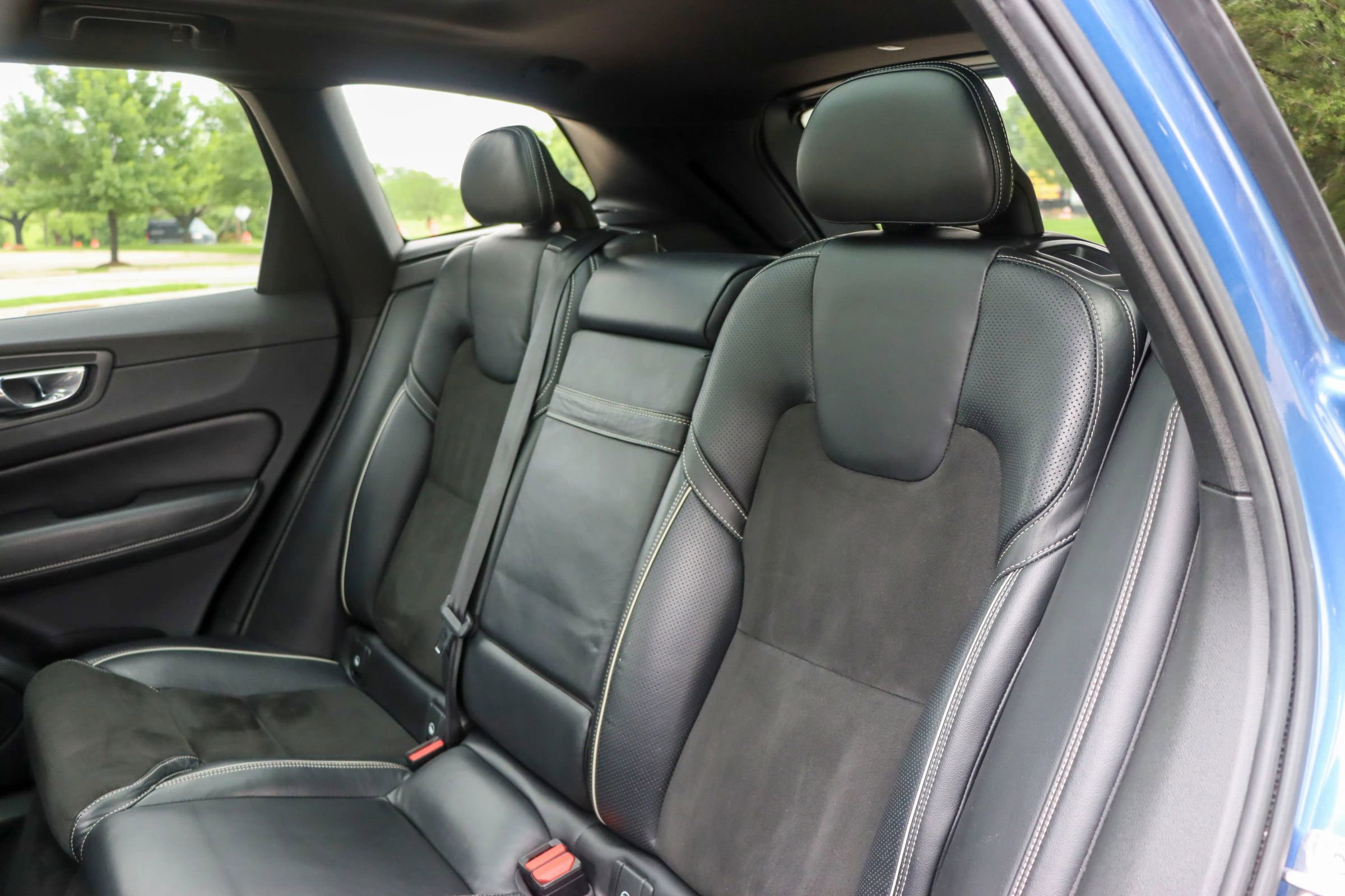 Used 2018 Volvo XC60 T6 R-Design w/ Convenience Package image 17