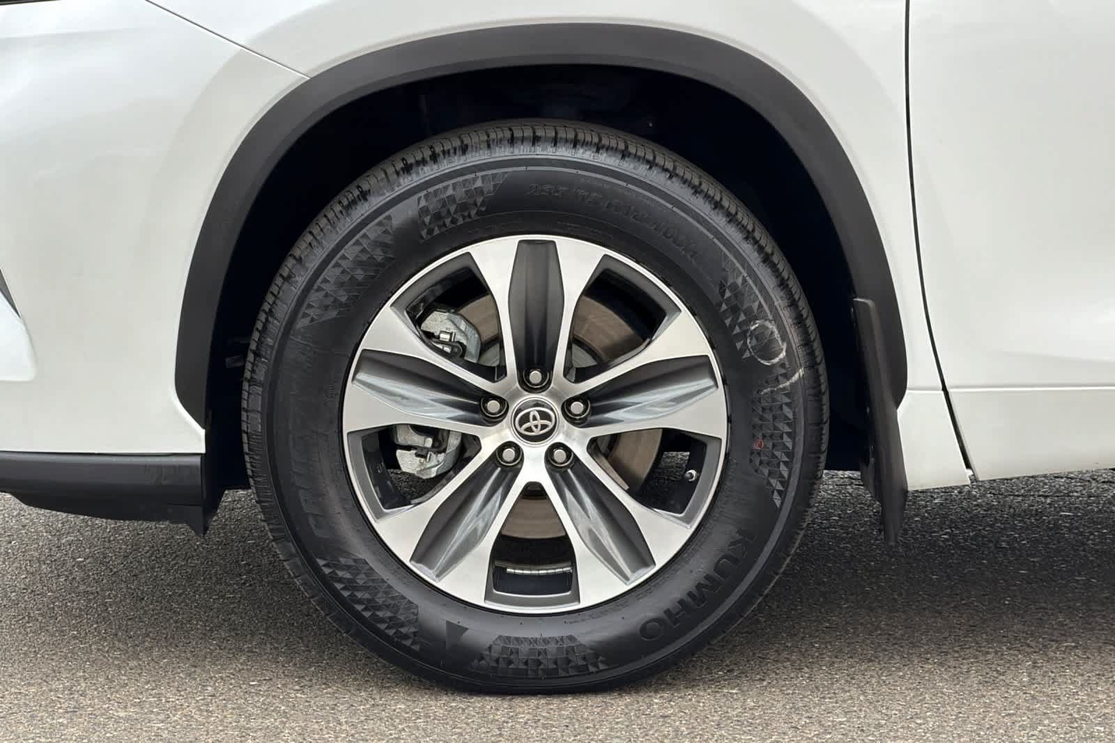 Used 2023 Toyota Highlander XLE AWD/4WD image 31