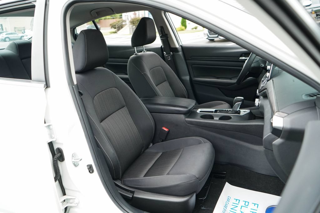 Used 2025 Nissan Altima 2.5 SV FWD image 12