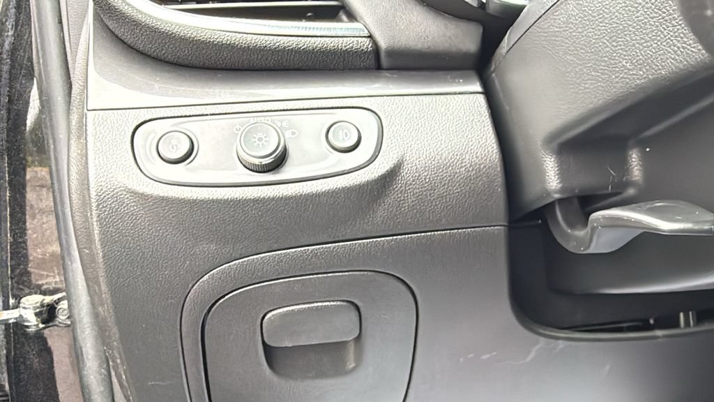 Used 2018 Buick Encore Sport Touring AWD/4WD image 30