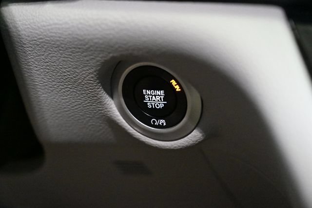 Used 2023 Chrysler Pacifica Limited FWD image 35