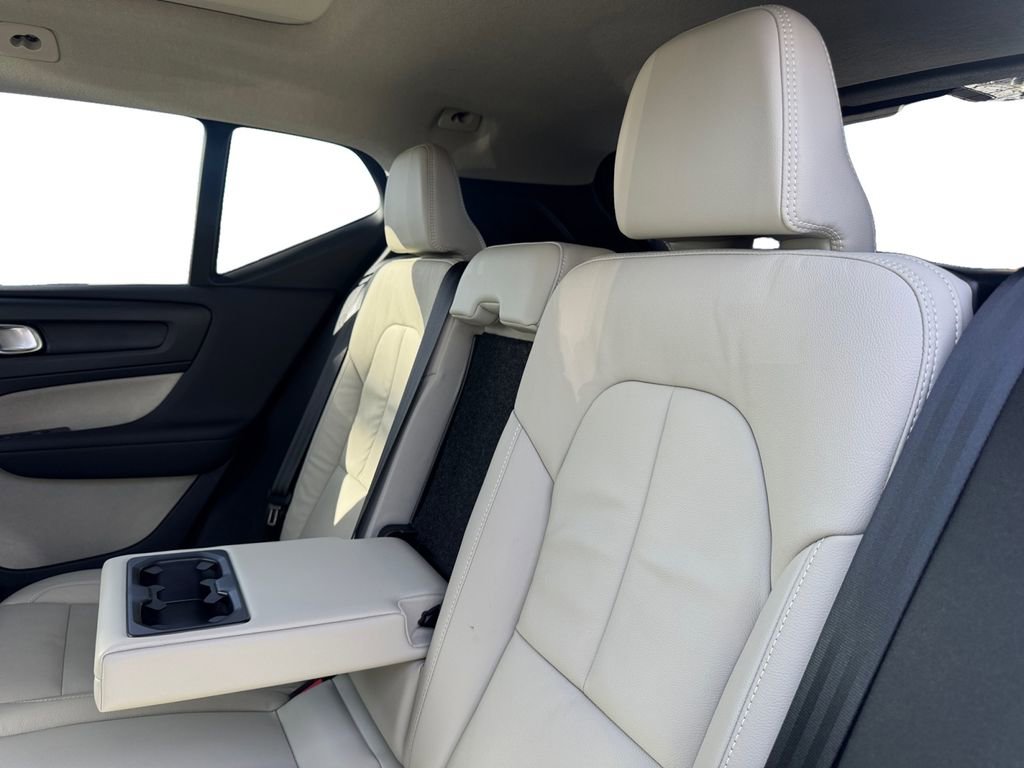 Certified 2023 Volvo XC40 B5 Ultimate w/ Protection Package Premier image 25