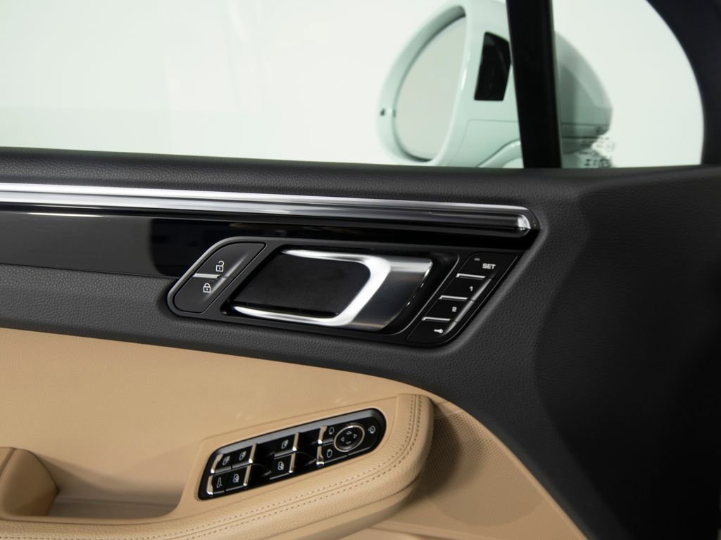 Certified 2025 Porsche Macan image 19