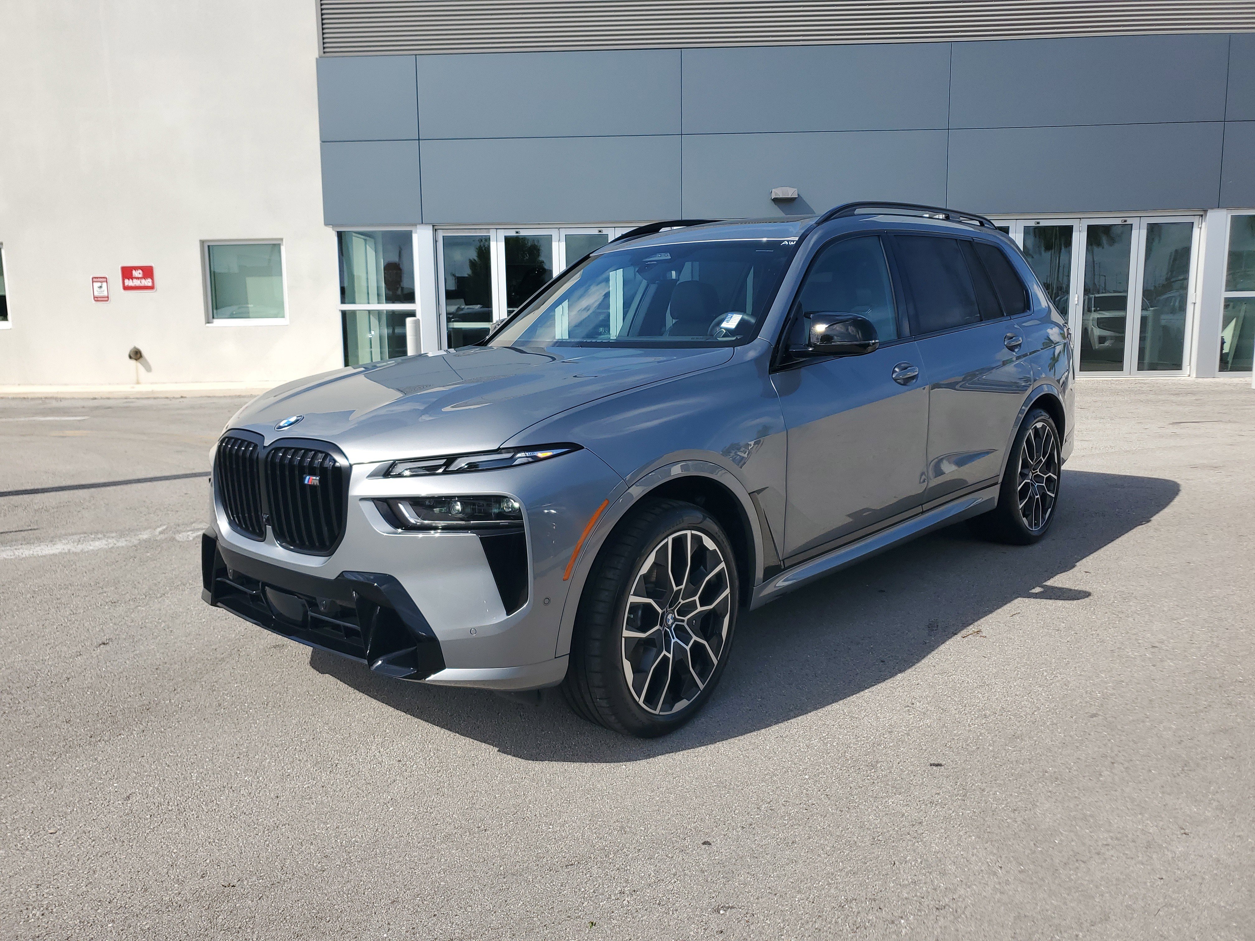 Used 2025 BMW X7 M60i w/ Executive Package image 1
