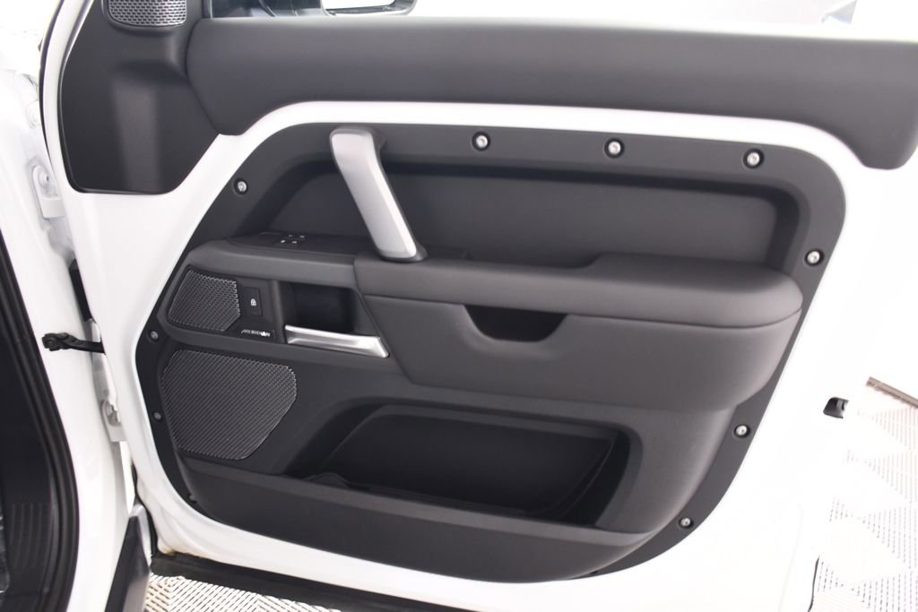 Used 2024 Land Rover Defender 110 X-Dynamic SE image 18