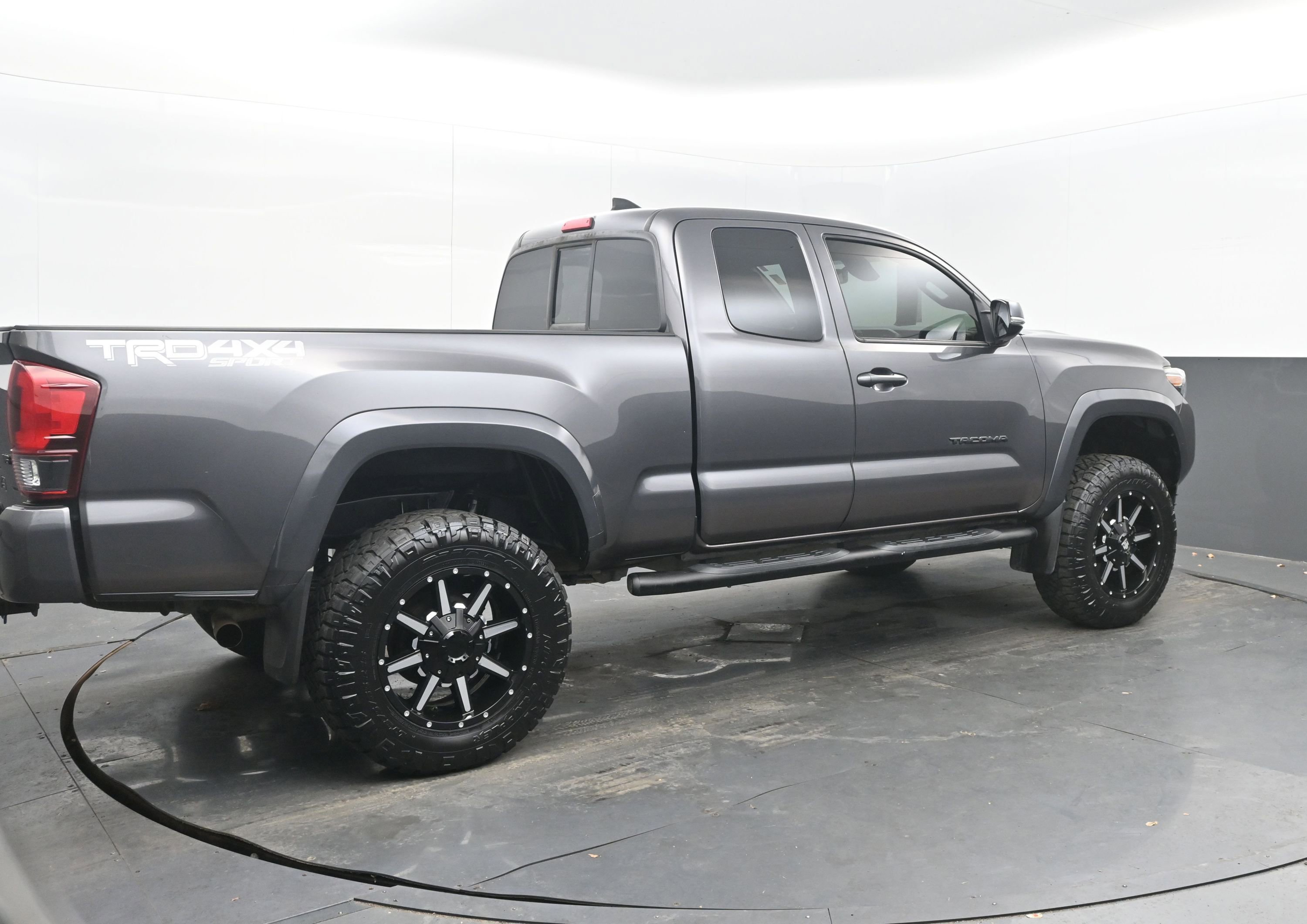 Used 2019 Toyota Tacoma TRD Sport w/ Technology Package image 9
