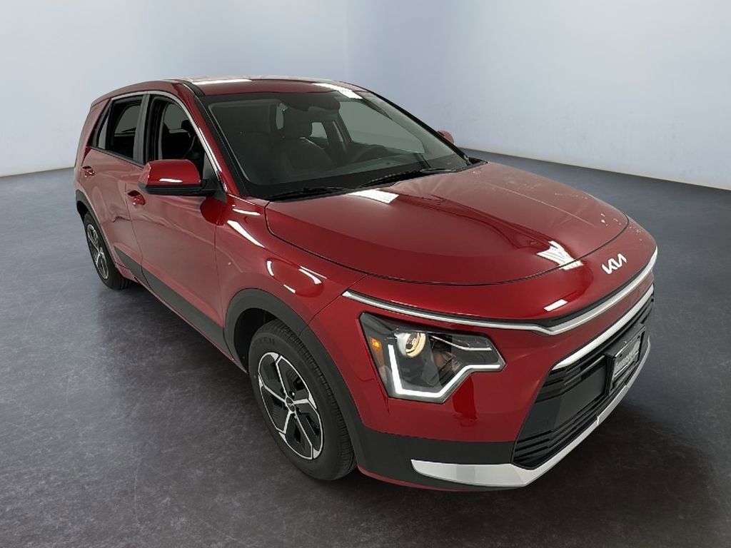 Used 2025 Kia Niro LX image 1