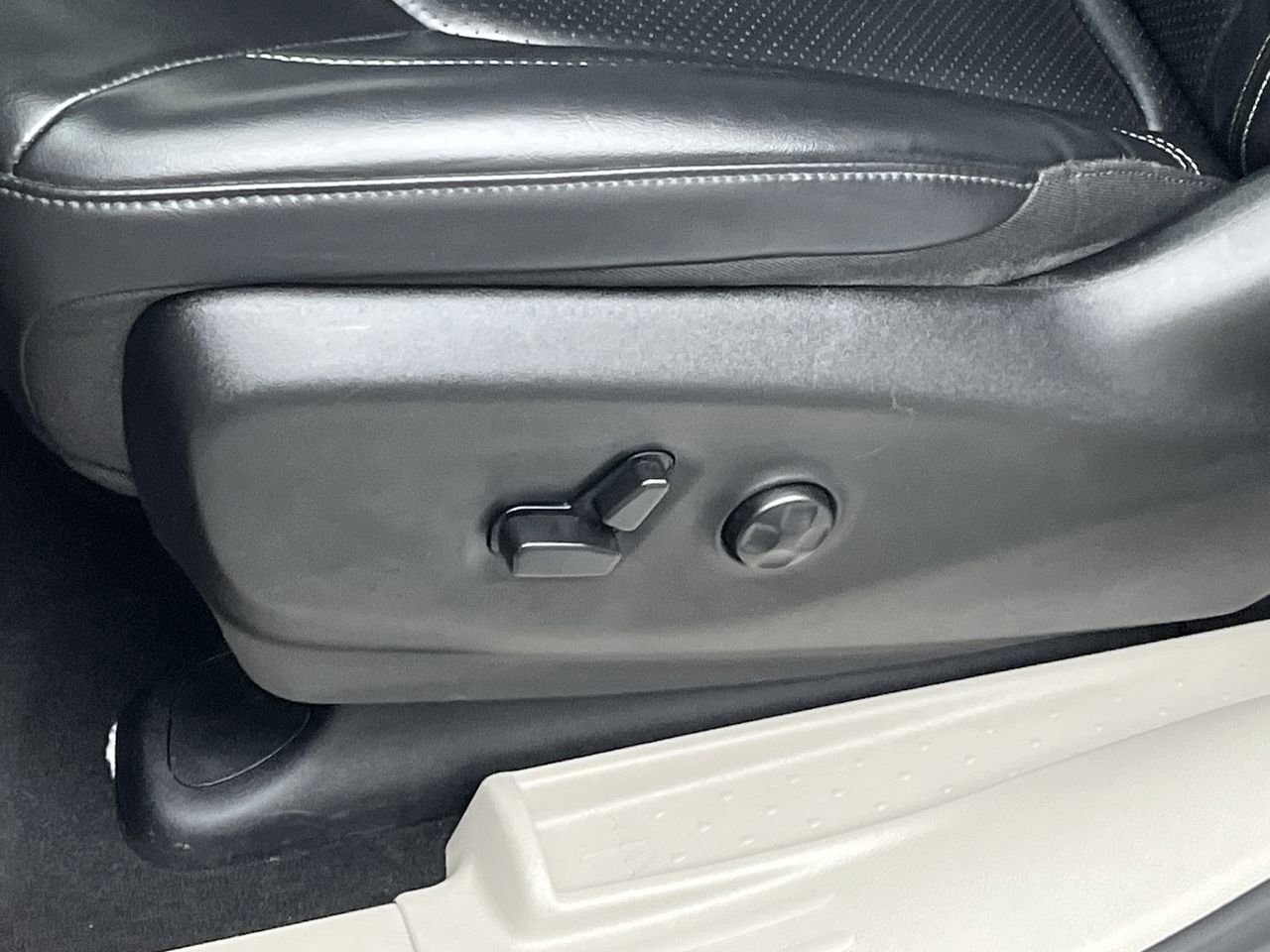Used 2023 Chrysler Pacifica Touring-L FWD image 9