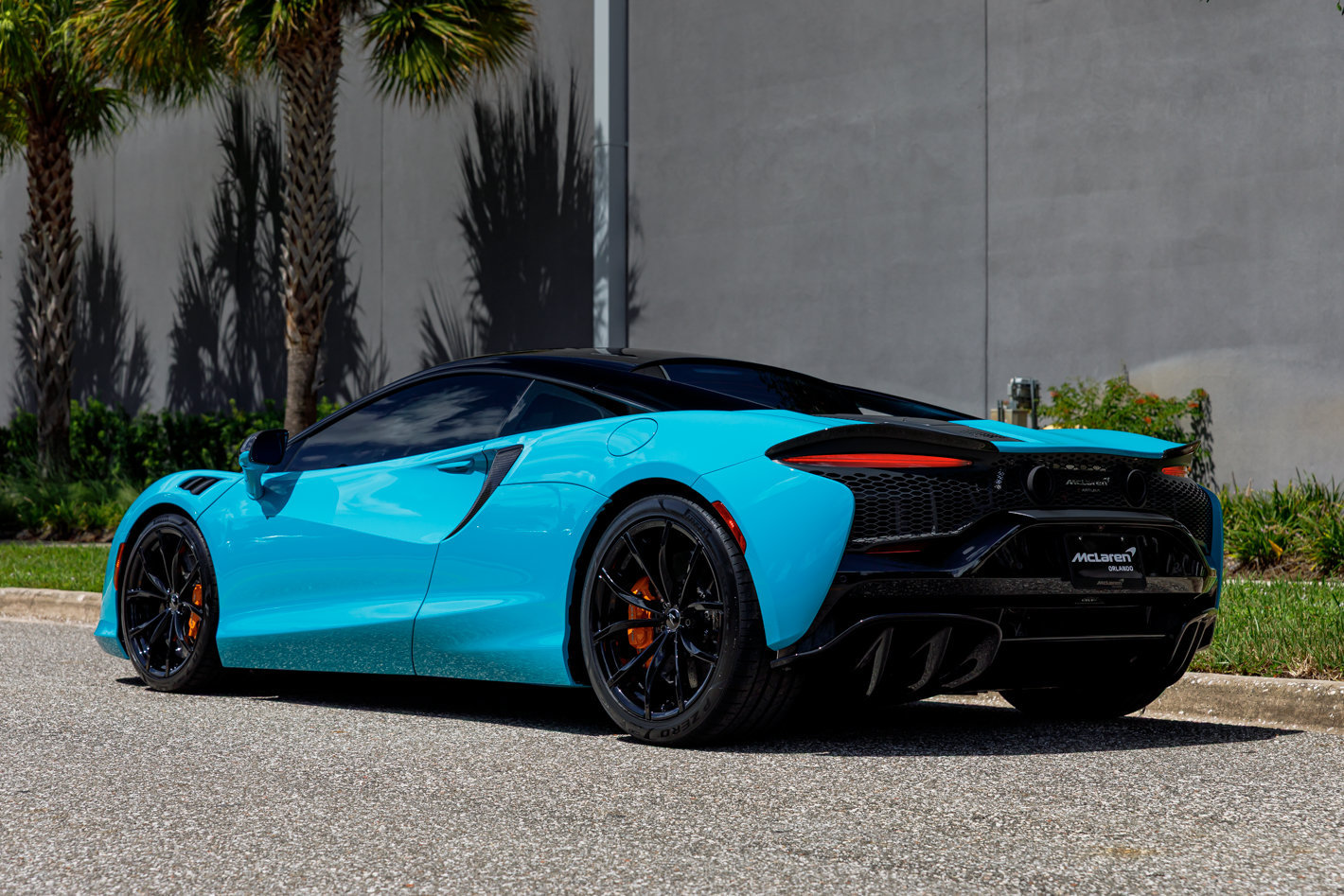 Used 2023 McLaren Artura RWD image 17