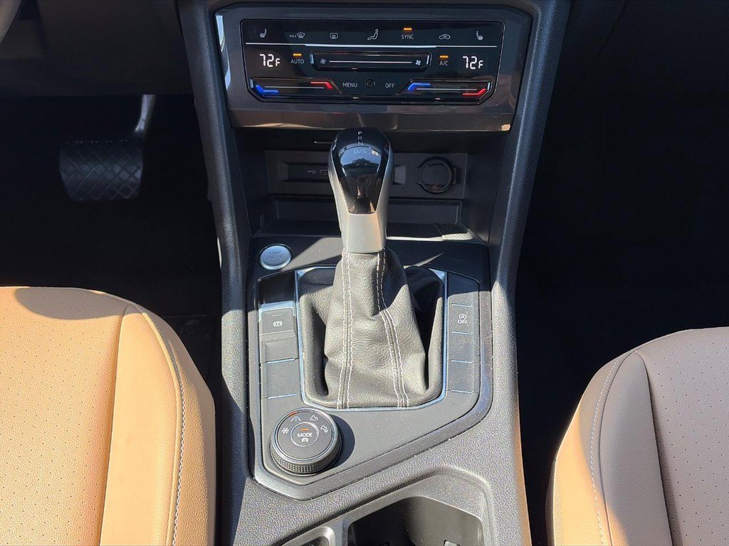 Used 2024 Volkswagen Tiguan SE w/ Panoramic Sunroof Package image 15