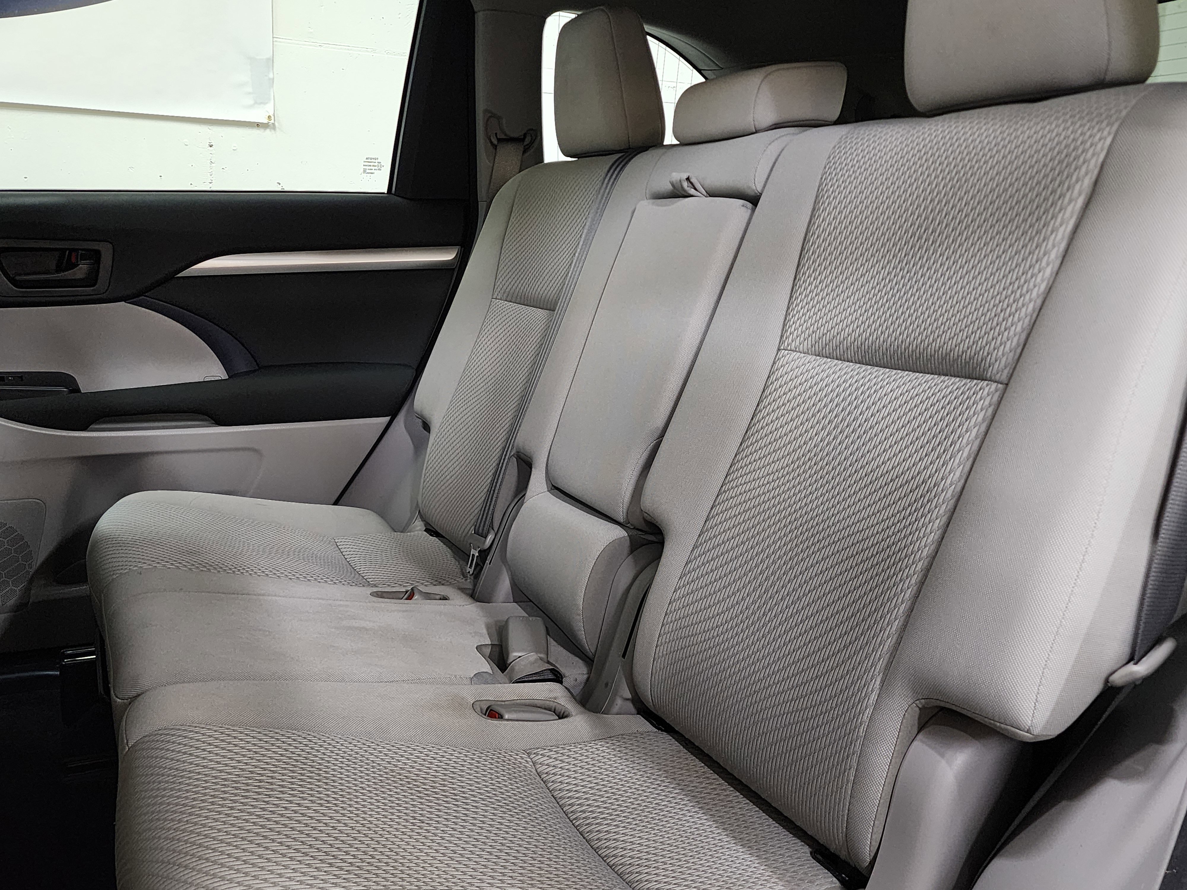 Used 2017 Toyota Highlander LE image 17