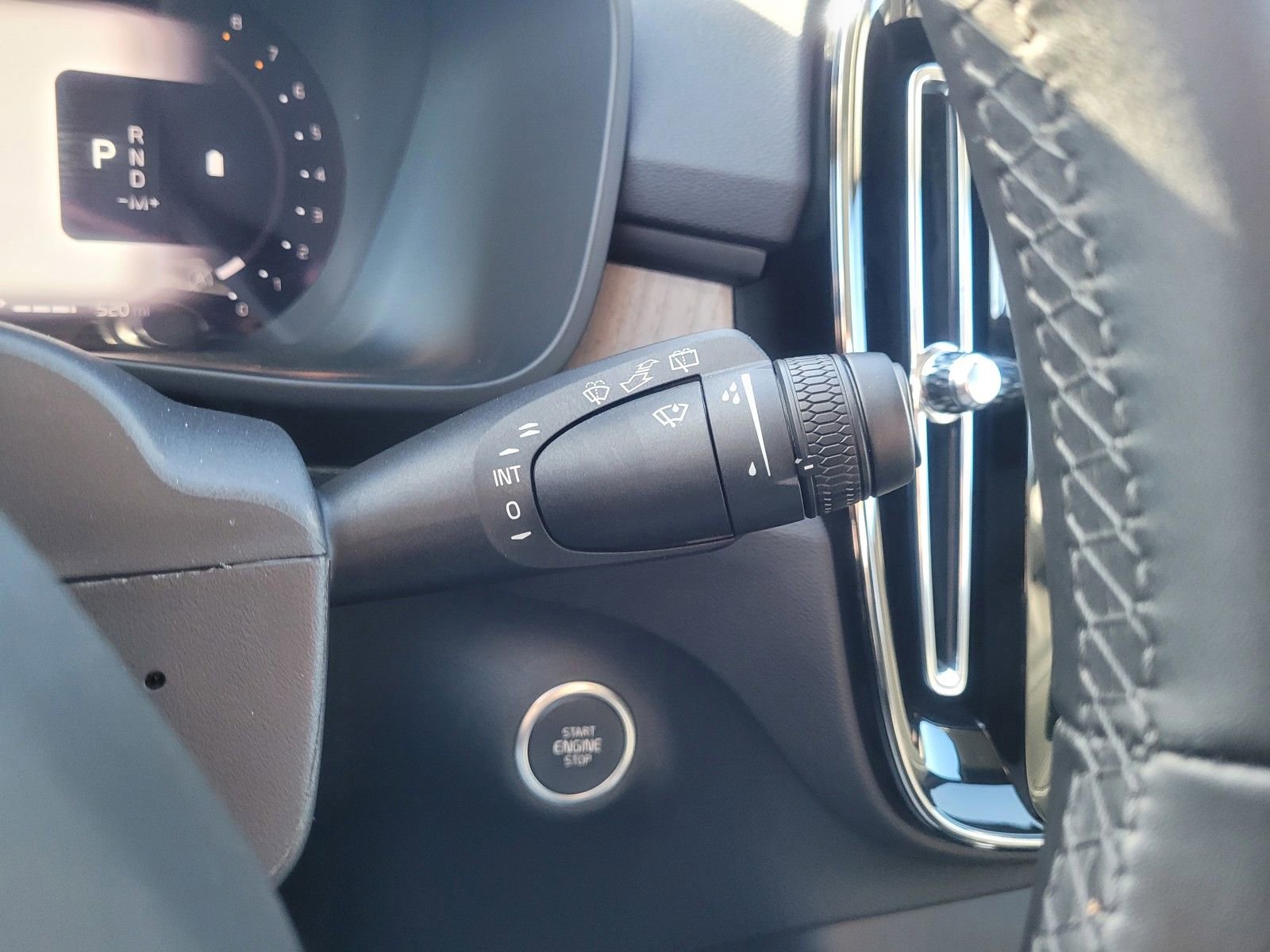 Certified 2025 Volvo XC40 B5 Plus AWD/4WD image 20