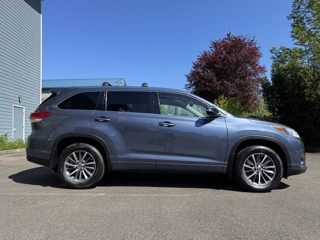 Used 2017 Toyota Highlander XLE image 3