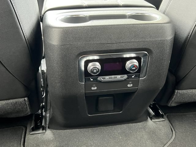 Used 2024 GMC Yukon SLT w/ SLT Luxury Package AWD/4WD image 38