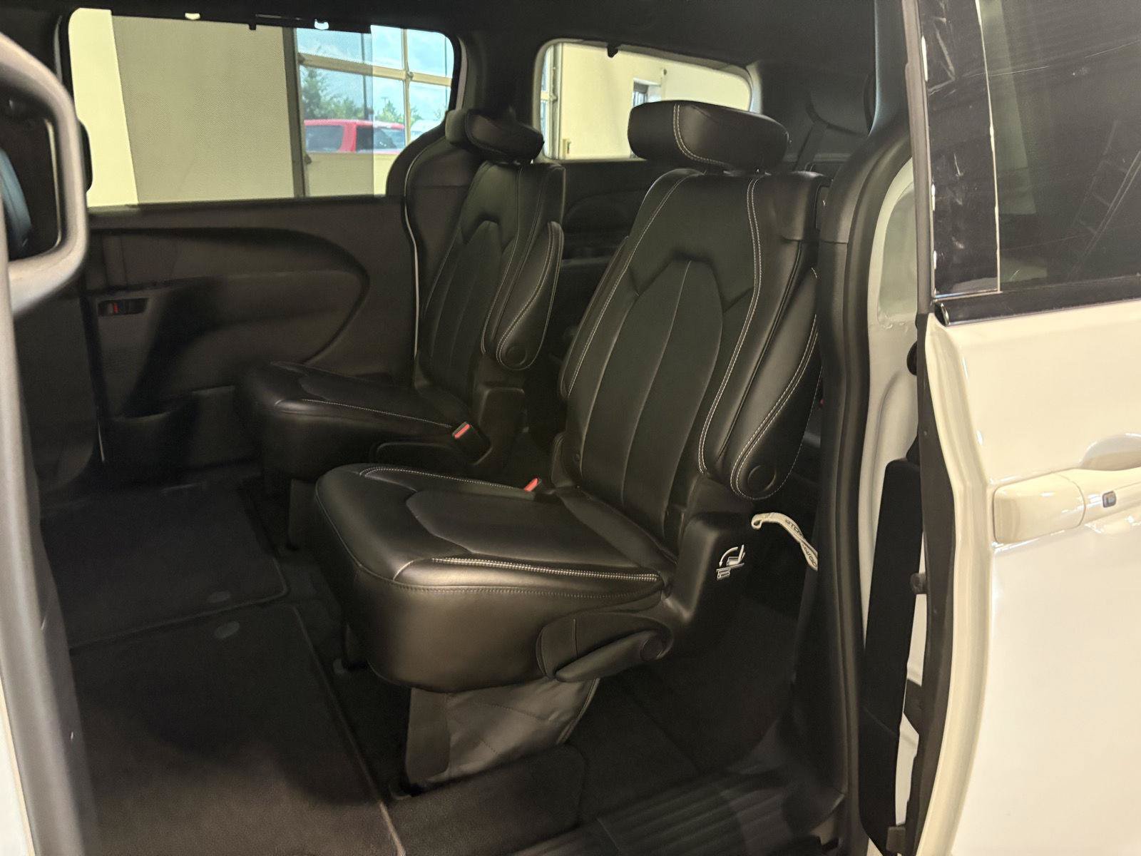 Used 2023 Chrysler Pacifica Touring-L w/ S Appearance Package FWD image 24