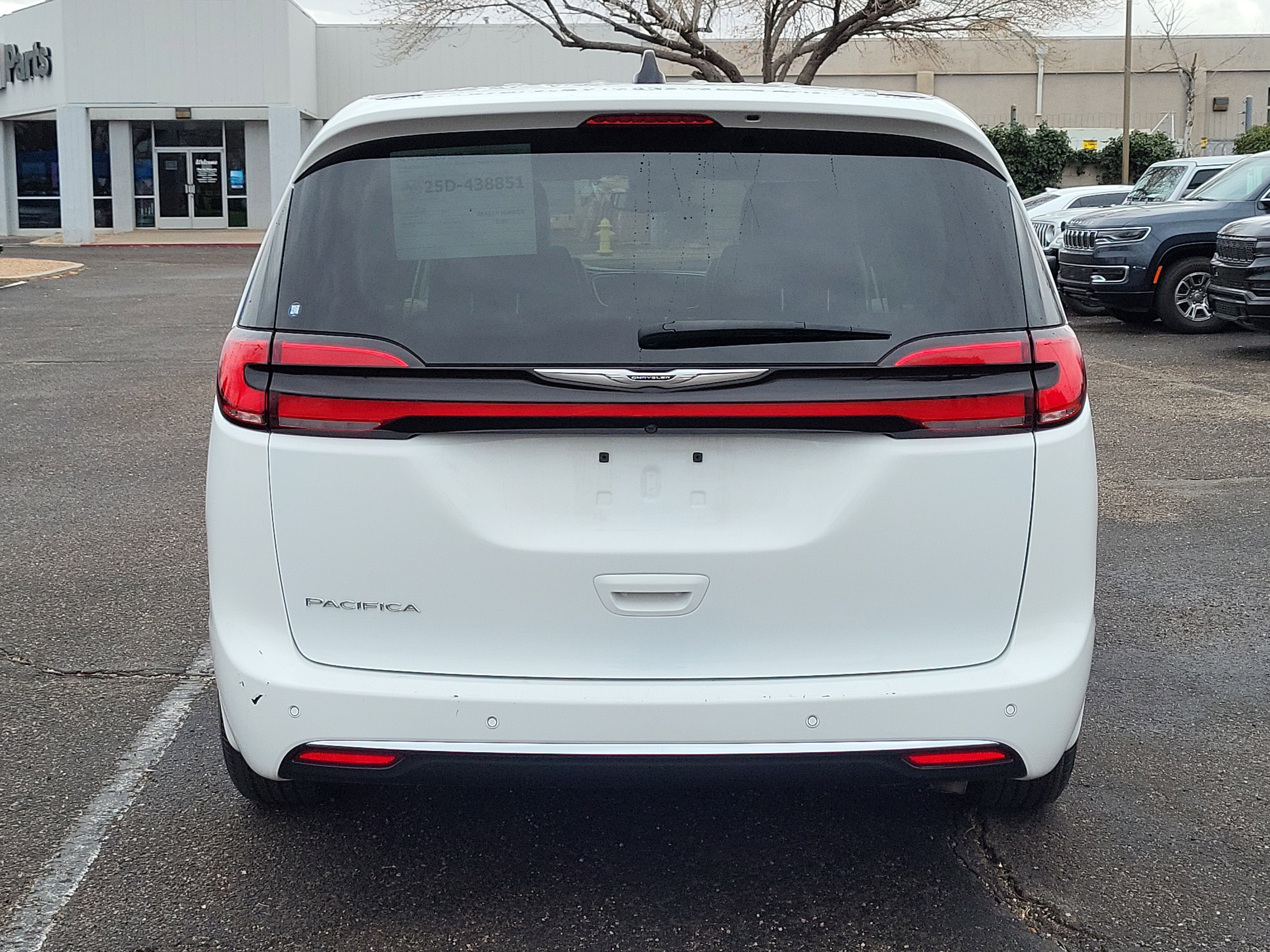 Used 2024 Chrysler Pacifica Touring-L image 5