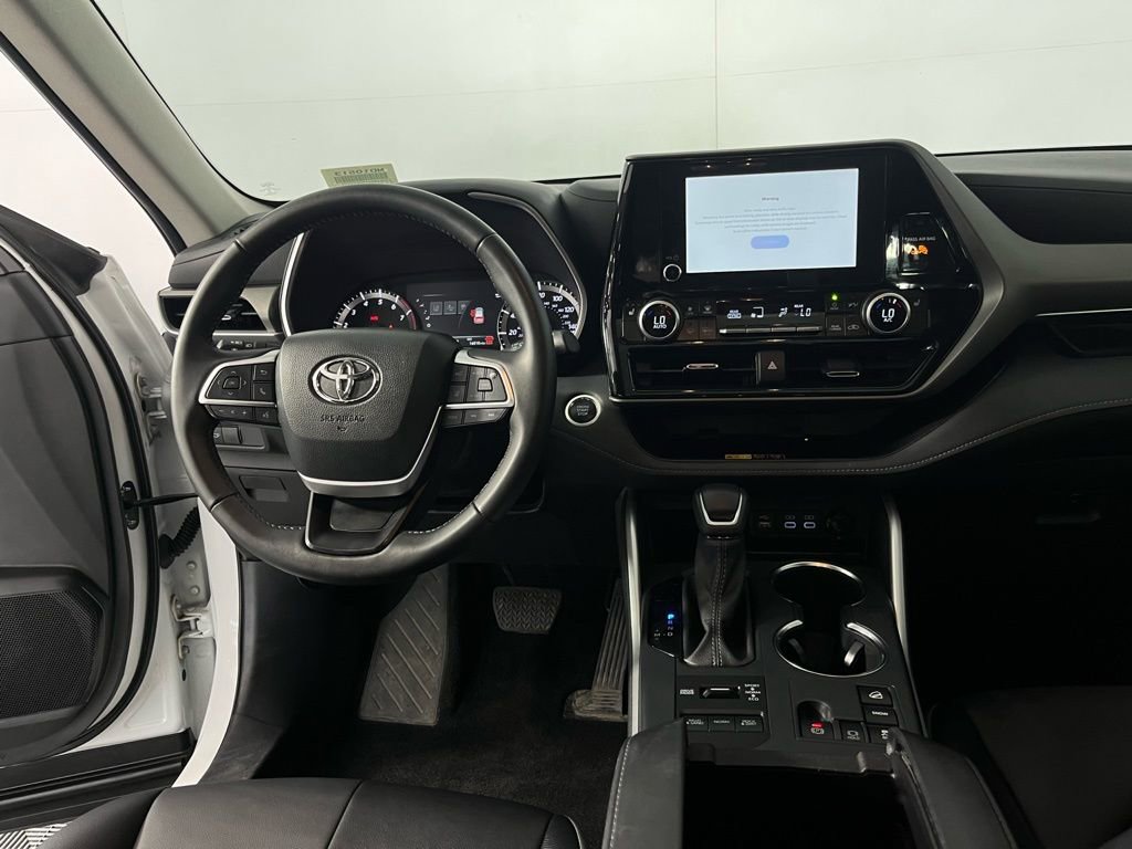 Used 2025 Toyota Highlander XLE image 12
