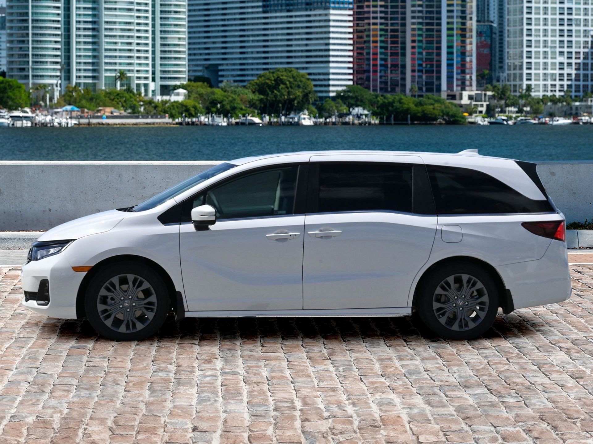 New 2025 Honda Odyssey Touring image 4